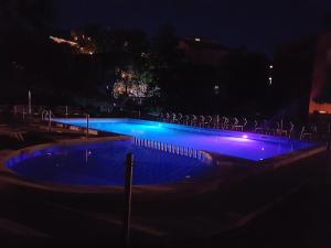 uma piscina iluminada à noite com luzes azuis em Grand Hotel Villa Balbi em Sestri Levante