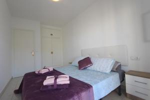 トレビエハにあるLomas Blancas 4550のベッドルーム1室(ベッド1台、タオル2枚付)
