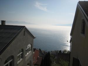 uma vista para o oceano entre dois edifícios em Apartmani Ivanka Prpić em Senj