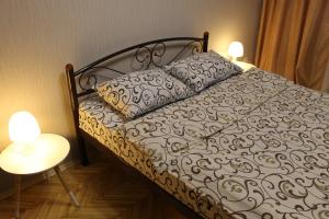 1 dormitorio con 1 cama con 2 lámparas en KyivStay Vvedenska Apartment, en Kiev