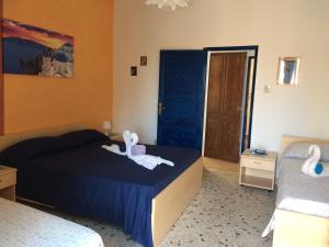 チェファルにあるPiccolo monolocale accanto al Duomoのベッドルーム1室(ベッド1台、タオル2枚付)
