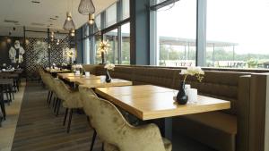 Ο χώρος του lounge ή του μπαρ στο Fletcher Hotel-Restaurant Het Veerse Meer
