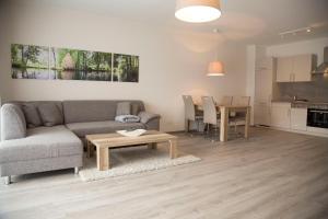 een woonkamer met een bank en een tafel bij Spreehaus-Apartments in Lübben