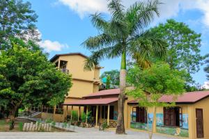 una palma davanti a un edificio di Tiger Residency Resort a Sauraha