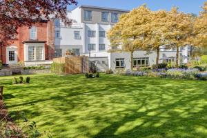 a large lawn in front of a building at Best Western Plus Pinewood Manchester Airport-Wilmslow Hotel in Handforth