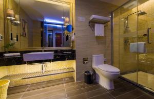 Salle de bains dans l'établissement Zhongtian Mayfair Hotel - Bao'an International Airport Xixiang Subway Station