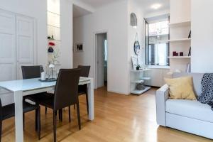 - une salle à manger et un salon avec une table et un canapé dans l'établissement JOIVY Lovely Flat for 5 close to Sforzesco Castle, à Milan