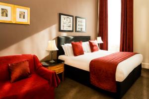 ein Hotelzimmer mit einem Bett und einem Stuhl in der Unterkunft Millennium Hotel Glasgow in Glasgow
