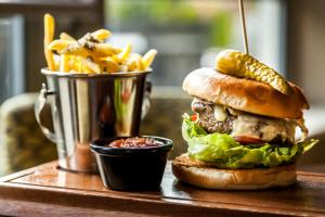 Un sándwich y papas fritas y un cubo de maíz en la mazorca. en Best Western Plus Pinewood Manchester Airport-Wilmslow Hotel en Handforth