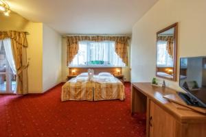 เตียงในห้องที่ Hotel Pod Gołębiem