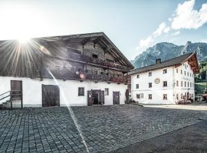budynek z fontanną wodną przed nim w obiekcie Hotel & Gourmetwirtshaus Kirchenwirt seit 1326 w mieście Leogang