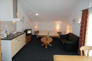 a room with a kitchen and a living room at Groepsaccommodatie Vollenhove in Vollenhove