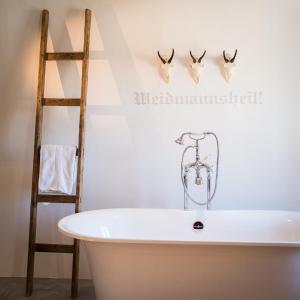 Łazienka w obiekcie Hotel & Gourmetwirtshaus Kirchenwirt seit 1326