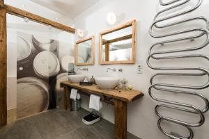 a bathroom with two sinks and a shower at Hotel & Gourmetwirtshaus Kirchenwirt seit 1326 in Leogang