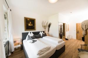Łóżko lub łóżka w pokoju w obiekcie Hotel & Gourmetwirtshaus Kirchenwirt seit 1326