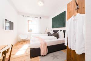 Łóżko lub łóżka w pokoju w obiekcie Hotel & Gourmetwirtshaus Kirchenwirt seit 1326
