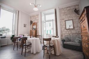 une salle à manger avec une table et des nappes blanches dans l'établissement B&B Terrazza Flora, à Campobasso