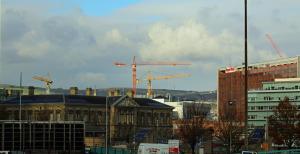 ベルファストにあるHarbour View City Centre Apartmentの鶴を背景に建設する都市