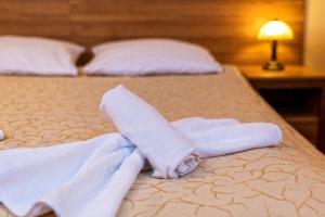 เตียงในห้องที่ Hotel Pod Gołębiem
