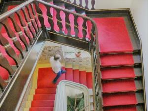 Un homme monte les escaliers d'une maison de poupées dans l'établissement Welcome In, à Aveiro