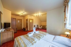 เตียงในห้องที่ Hotel Pod Gołębiem