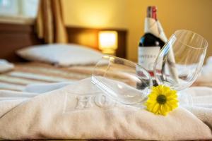 เตียงในห้องที่ Hotel Pod Gołębiem