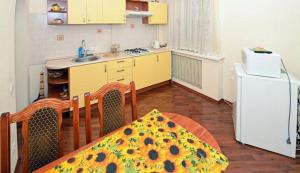 Кухня або міні-кухня у KyivStay Yaroslavska Apartment