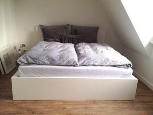 ヘルヌムにあるHaus-Beckの白いマットレスが備わる客室の白いベッド1台分です。