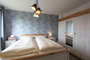 ヘルヌムにあるStrandeuleの青い壁のベッドルーム1室(大型ベッド1台付)