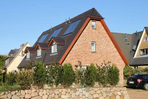 una casa con techo con paneles solares en Haus-Clara en Hörnum