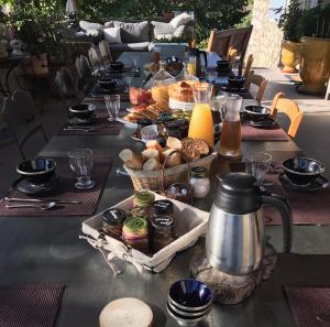a long table filled with food on top at Chambres d'hôtes du Domaine de la Manse in Villeneuve-de-Berg