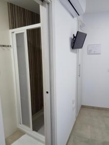 TV a/nebo společenská místnost v ubytování Hostal Brisas de Conil