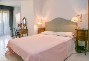 Ένα ή περισσότερα κρεβάτια σε δωμάτιο στο Hotel Loreley