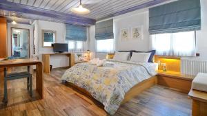 Postel nebo postele na pokoji v ubytování Dilofo Hotel Luxury Suites + 37 fotografií