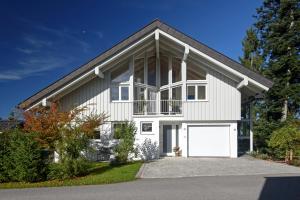 ein weißes Haus mit einer weißen Garage in der Unterkunft Maly´s Ferienwohnung in Sulzberg