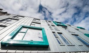 un grand bâtiment blanc avec un ciel bleu en arrière-plan dans l'établissement Zinn Apartments - City Centre, à Aberdeen