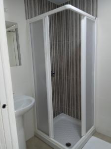 コニル・デ・ラ・フロンテーラにあるHostal Brisas de Conilのバスルーム(シャワー、トイレ、シンク付)