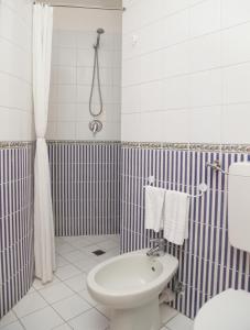 Ένα μπάνιο στο Hotel Loreley