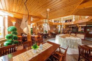 Reštaurácia alebo iné gastronomické zariadenie v ubytovaní Hotel Pod Gołębiem