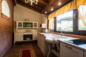 een keuken met een wastafel en een raam bij Podere Sant'Angelo in Vernasca