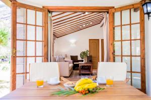 a dining room with a table with bananas on it at Bahía de Ávalos in San Sebastián de la Gomera