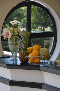 a vase filled with fruit sitting on top of a counter at Locanda d'Elsa in Castelfiorentino