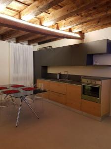 eine Küche mit einem Tisch und einem Herd Top-Backofen in der Unterkunft Gioiello di Venezia, Suite San Lio in Venedig