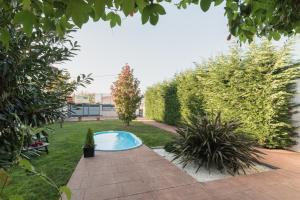 a backyard with a swimming pool in the grass at Casa Rural Viña Vella in Esteiro