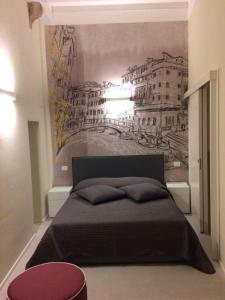 ヴェネツィアにあるGioiello di Venezia, Suite San Lioのベッドルーム1室(壁に絵画が描かれたベッド1台付)