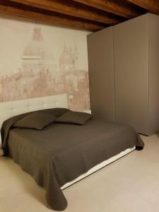 um quarto com uma cama grande e uma parede em Gioiello di Venezia, Suite San Lio em Veneza