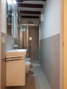 uma casa de banho com um lavatório e um WC em Gioiello di Venezia, Suite San Lio em Veneza