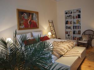 a bedroom with a bed with a plant in front of it at Apartments Nähe Hauptbahnhof in Berlin