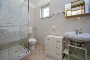 A bathroom at Apartments Nicol