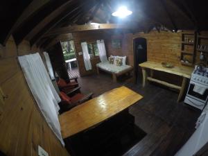 una vista aérea de una sala de estar en una cabaña de madera en Cabañas Manamar en Villa Gesell
